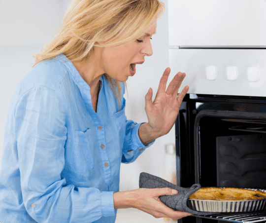 Женщина взялась за горячую посуду из духовки и обожглась